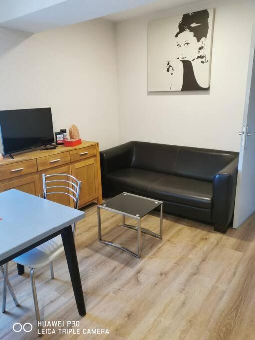 Joyeuse, Superbe Appartement D'Environs 30M2. Bagian luar foto